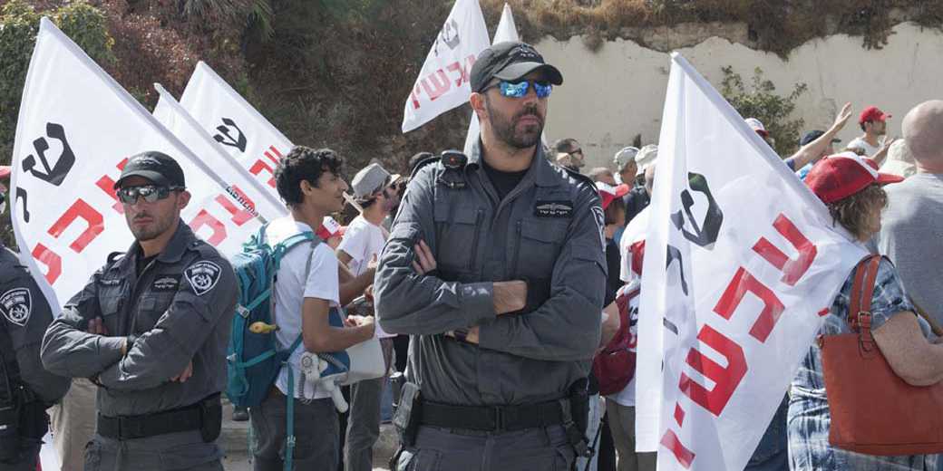 Беспорядки в Хевроне: израильтяне маршируют с флагами на палестинскую территорию