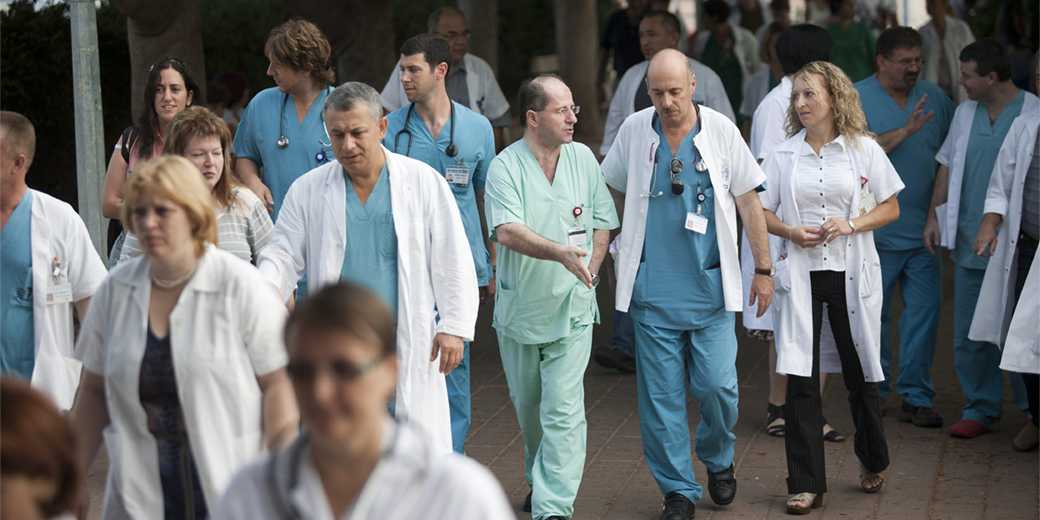 Более четырех тысяч врачей из-за рубежа хотят помочь Израилю