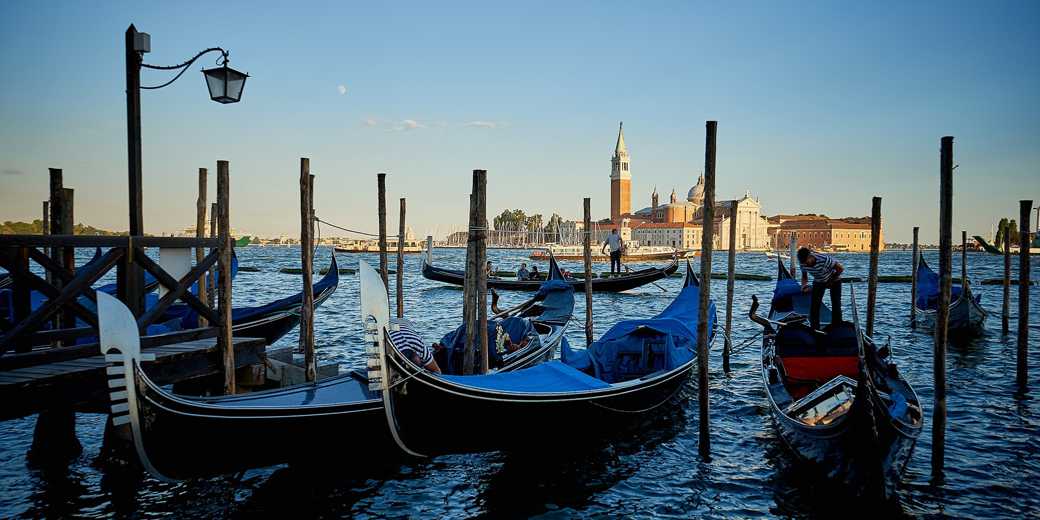 Туристы и съемочные группы возвращаются в Венецию
