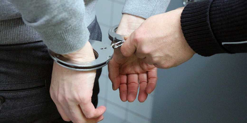 Впервые: полицию оштрафовали за то, что задержанных ввели в зал суда в наручниках