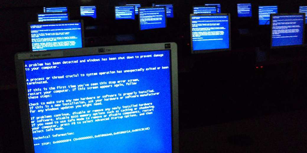 Windows_Blue_Screen_on_room_full_of_computersWiki