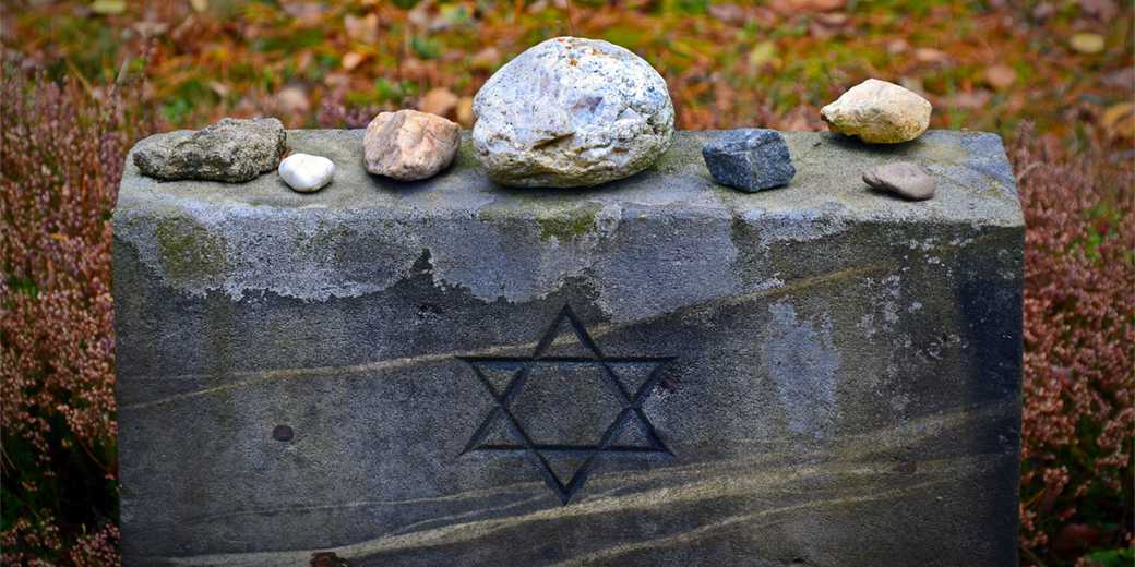 tombstone-Holocaust_Pixabay