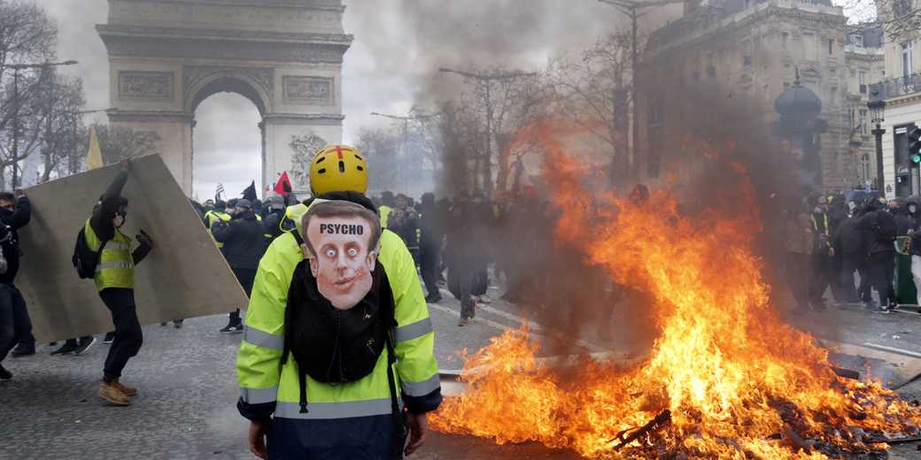 Хулиганы громят Париж