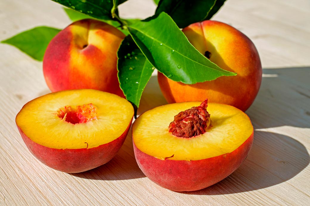 Все полезные свойства сезонных летних фруктов