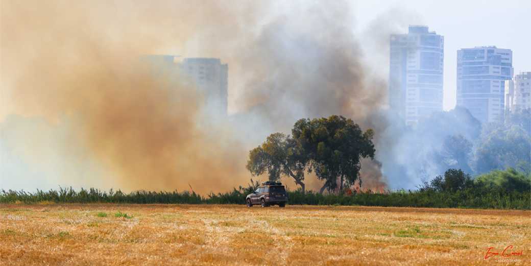 Большой пожар в поселке округа Шарон. Часть жителей эвакуировали