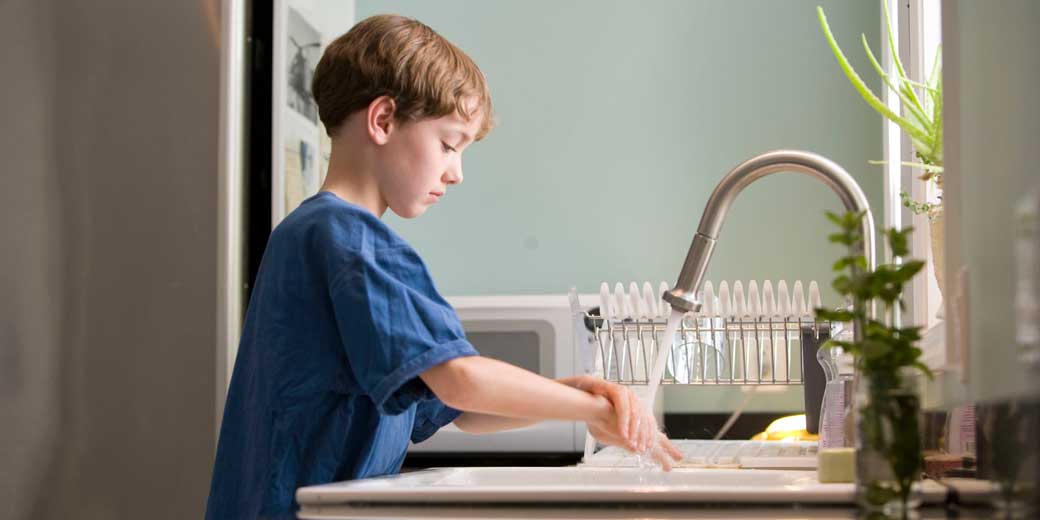 В Сети обсуждают 6-летнего ребенка, самостоятельно выполняющего всю работу по дому