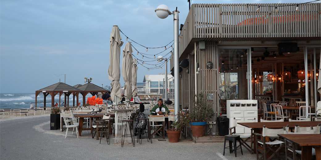 Родные в шоке: пожилой житель Тель-Авива завещал миллионы владельцу кафе по соседству