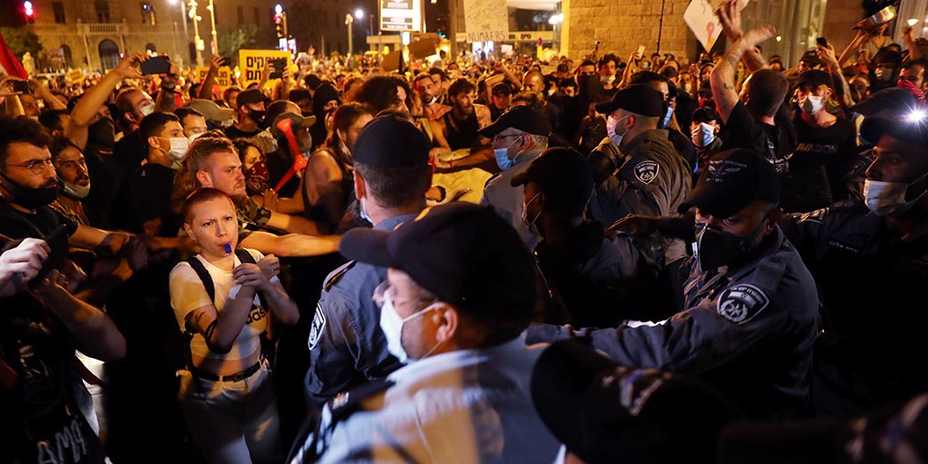 Две половины расколотого народа