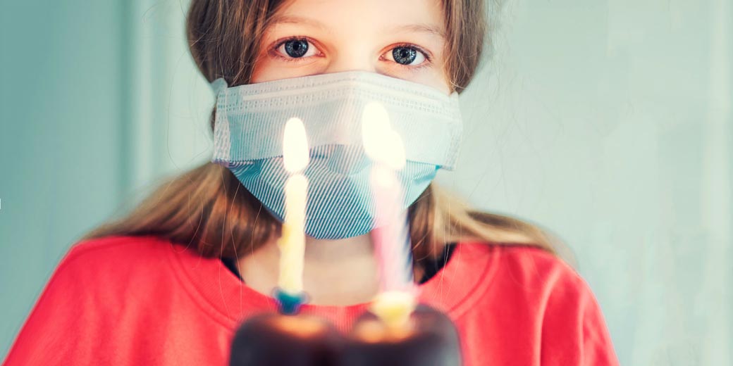 Изобретен щит, который защитит торт от вирусов во время задувания свечей