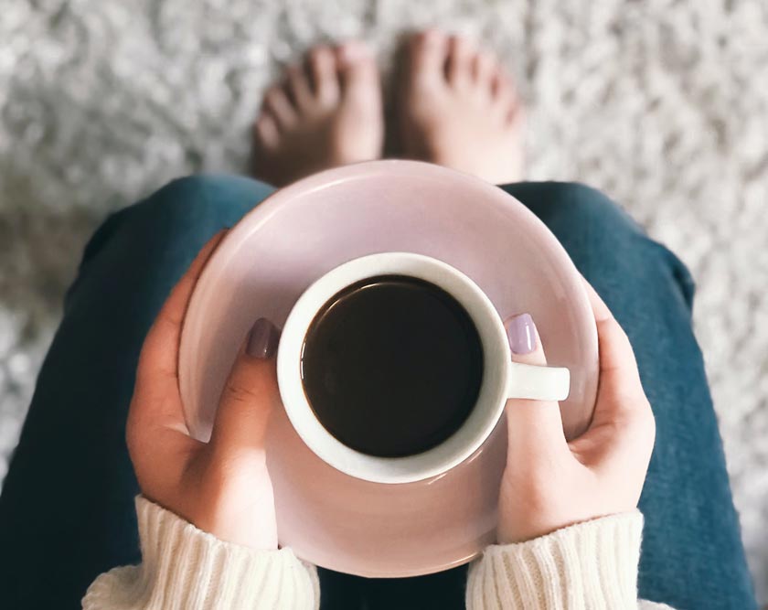 Дерматолог рассказал, как кофе на самом деле влияет на нашу кожу
