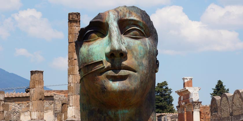 Женщина вернула украденные ею артефакты, сославшись на древнее проклятие