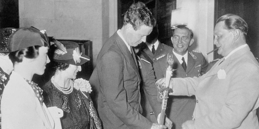 Hermann_Goering_gives_Charles_Lindbergh_a_Nazi_medal_Wiki_public