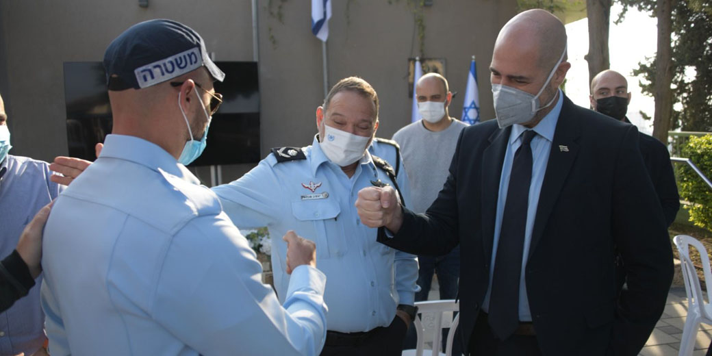 Выходец из СНГ помог арестовать десятки торговцев оружием и наркотиками