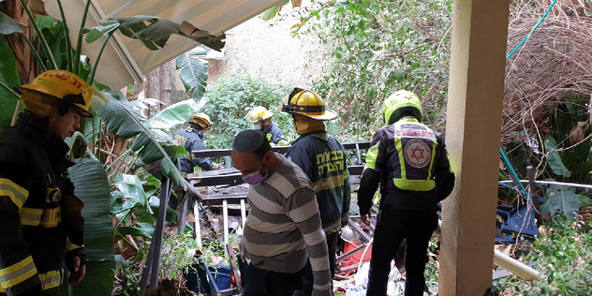 В Герцлии обрушился балкон жилого дома, пострадали 4 человека