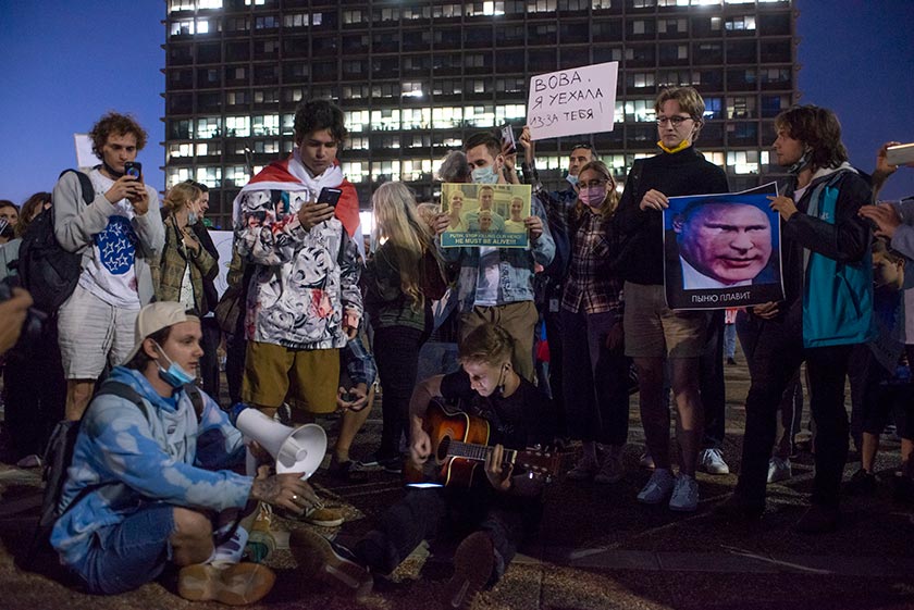 «Алексей, живи!» В Тель-Авиве прошел митинг солидарности с Навальным (фото)