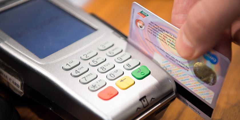 Палестинский работник дома престарелых оплатил свои покупки кредитками подопечных