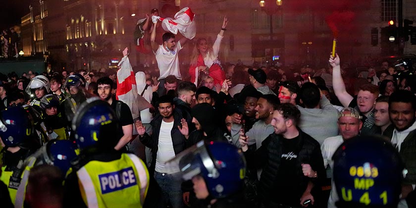 Футбольные фанаты устроили беспорядки во время финала Евро-2020