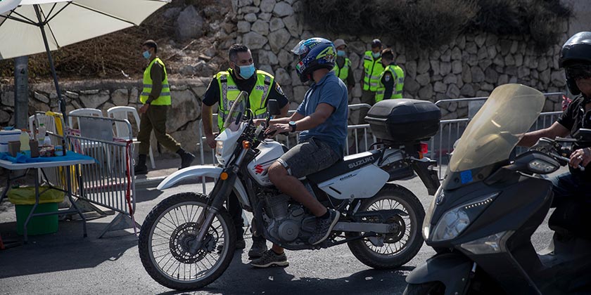 Палестинец угнал машину с пассажиром — тот выпрыгнул на ходу