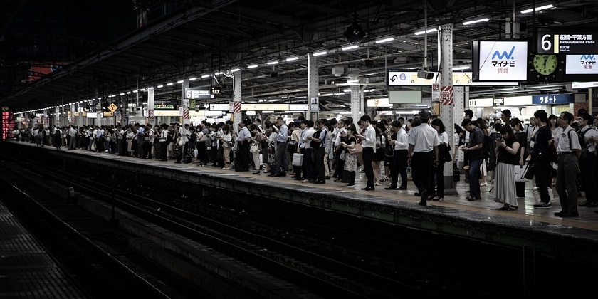 Хеллоуин в Токио: мужчина в костюме Джокера напал с ножом на пассажиров, а затем поджег вагон