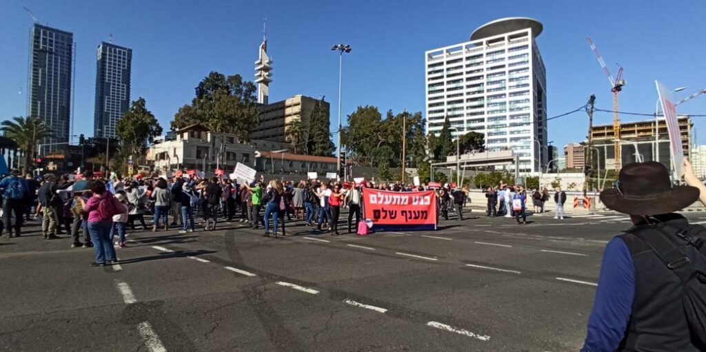 Протестующие турагенты и гиды парализовали движение в центре Тель-Авива (фото)
