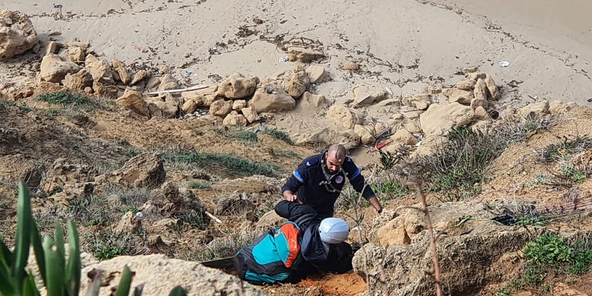 50-летний парапланерист упал на скалы в Нетании