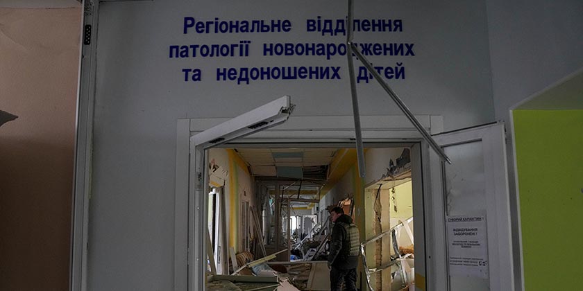 В Мариуполе российские войска разбомбили детскую больницу и роддом (видео)