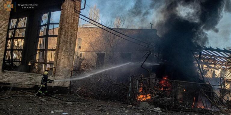война-в-Украине-российская-агрессия-Киев-мирное-население-пожарные