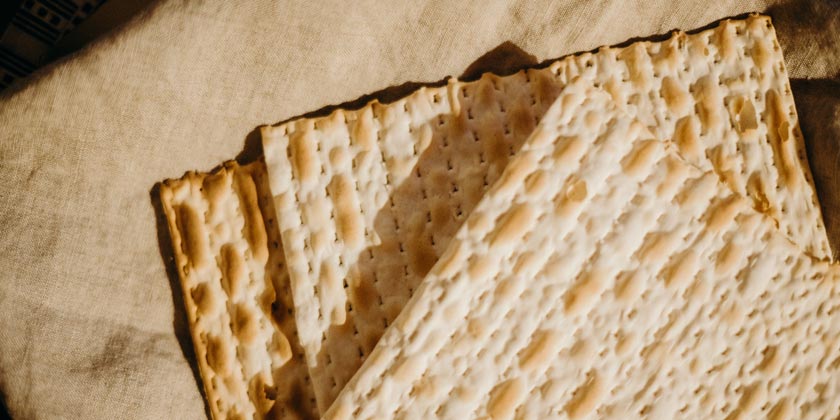 Как справиться с болью в животе из-за употребления мацы и других праздничных блюд?