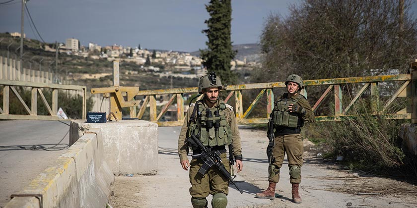 ЦАХАЛ не выпускает израильтян, застрявших в палестинском городе