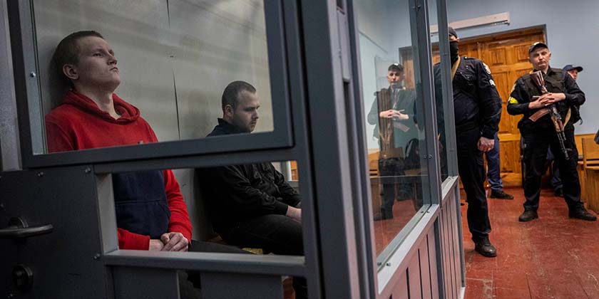 Еще два российских солдата признаны виновными в военных преступлениях в украинском суде