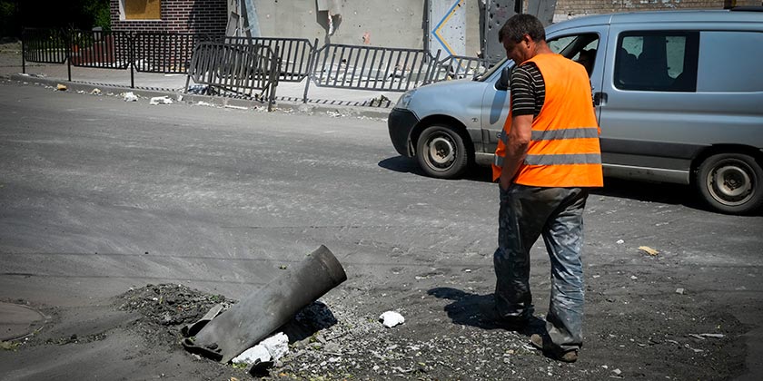 Россияне нанесли ракетный удар по жилой пятиэтажке в Вознесенске: тяжело ранены четверо детей
