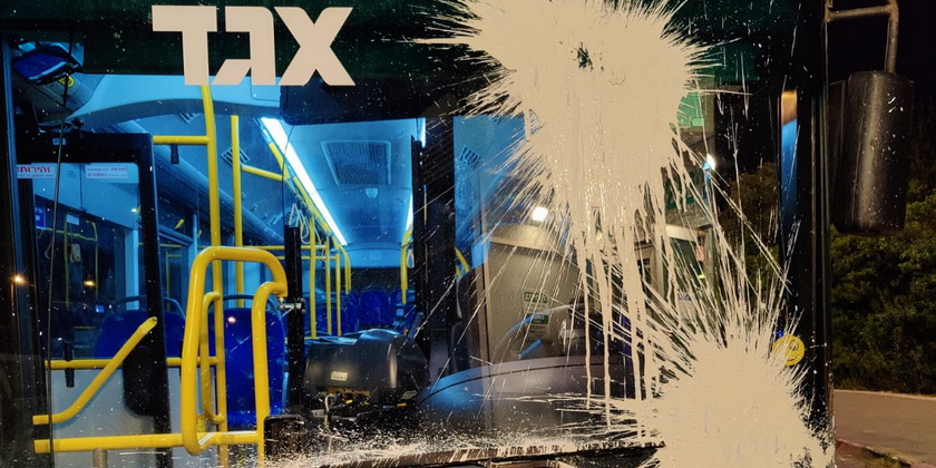 В Восточном Иерусалиме автобус забросали камнями и бутылками с краской