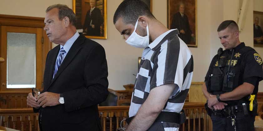 «Казалось, что он бьет его кулаком»: свидетельница нападения на Салмана Рушди – о том, что творилось в зале