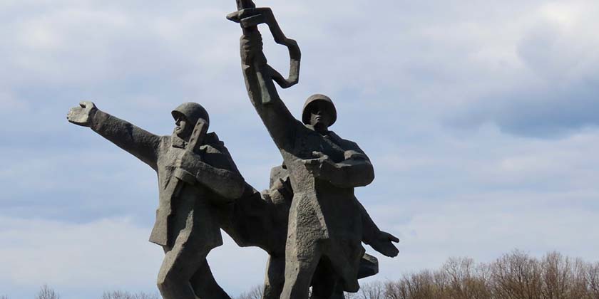 В Латвии сносят памятник советским солдатам