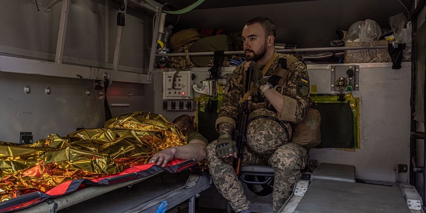 «Хватаем парней за ноги, когда они улетают». Медик-израильтянин прошел 5 месяцев ада в Украине