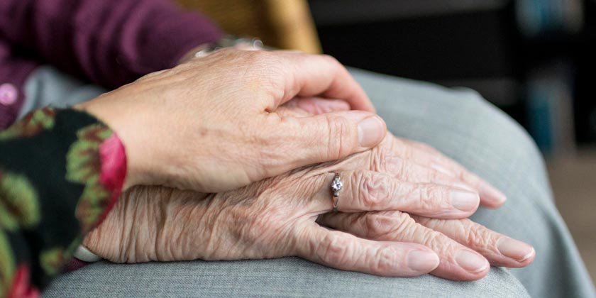 77-летние постояльцы дома престарелых влюбились с первого взгляда и сыграли свадьбу