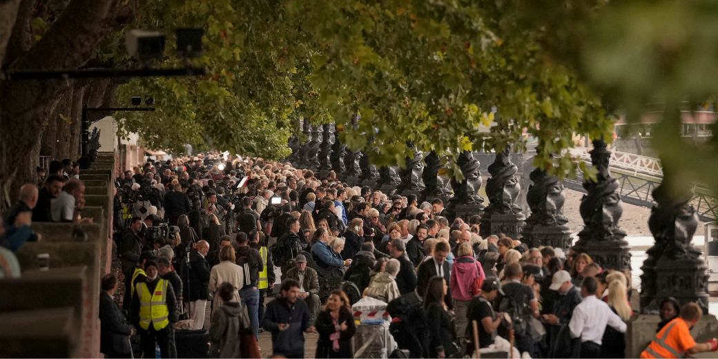 Великобритания: люди готовы ждать 25 часов в очереди, чтобы попрощаться с королевой