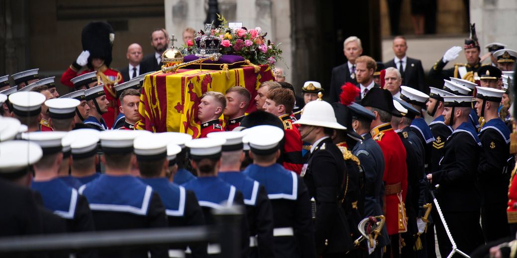 Похороны завершились – тело королевы Елизаветы II помещено в склеп (видео)