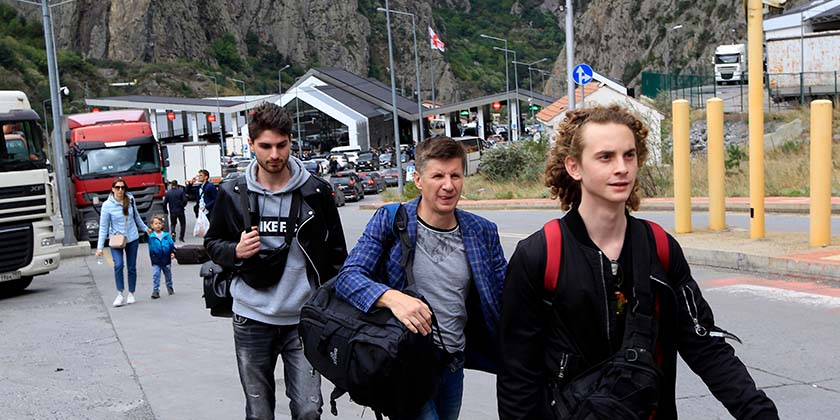 Россия стягивает БТР к переходу на границе с Грузией