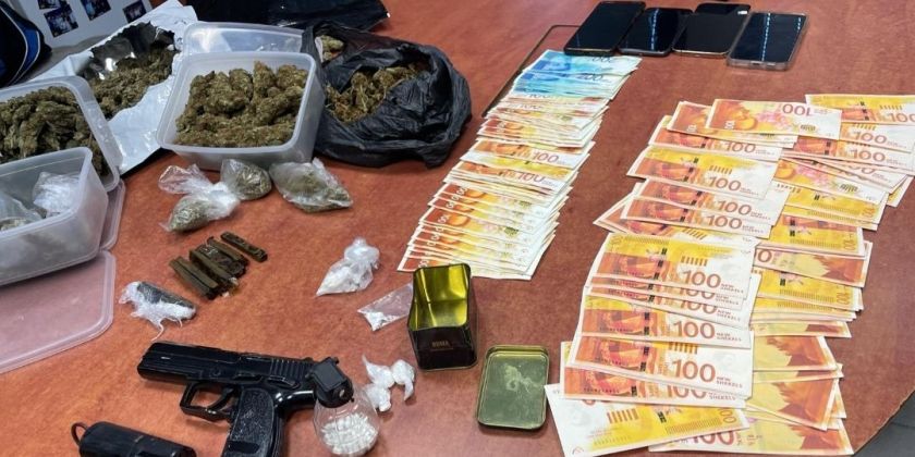 Наркотики, деньги, оружие: полиция провела масштабную операцию в Нетании