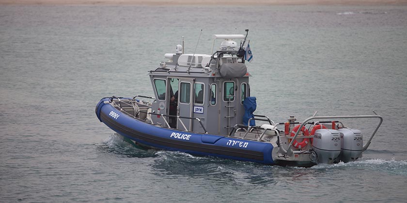 В Тель-Авиве 83-летнего мужчину унесло в море на парусной лодке