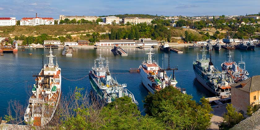 Украинские СМИ: в Севастопольской бухте взорваны военные корабли. Россия отрицает