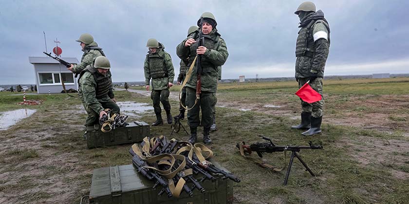 Эксперты прокомментировали шокирующее видео со сдачей в плен и трупами российских солдат