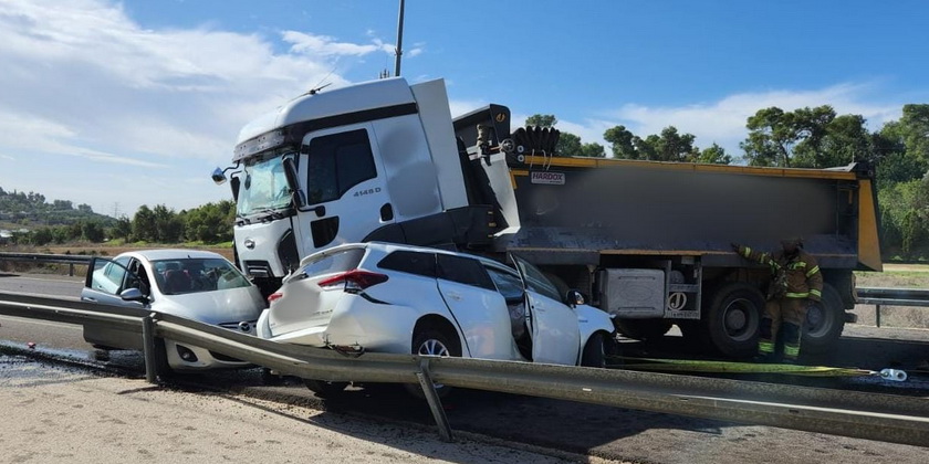 Утро тяжелых ДТП: в столкновении двух легковых машин с грузовиком погибла женщина
