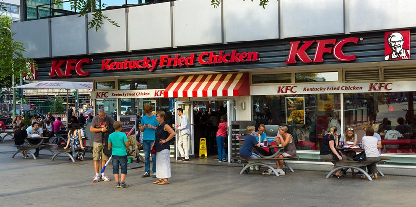 Ресторан KFC в Германии предложил клиентам «побаловать себя» в годовщину Хрустальной ночи
