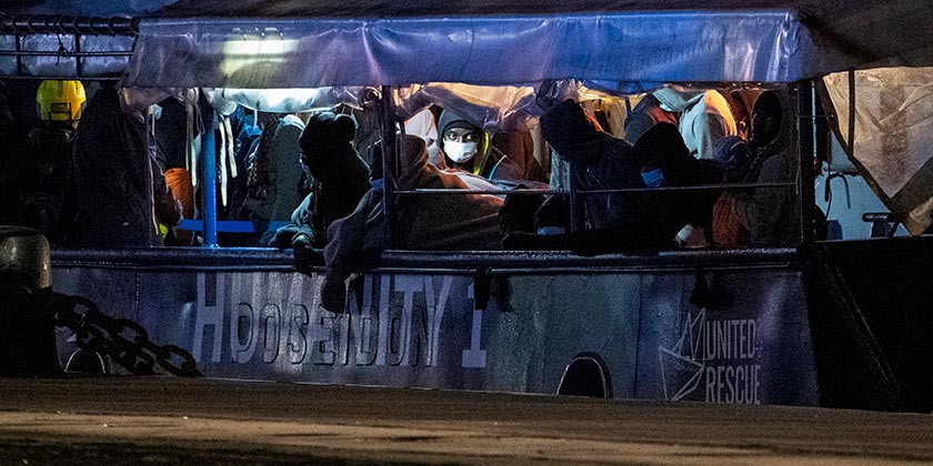 Италия закрыла порты для корабля c мигрантами и беженцами на борту