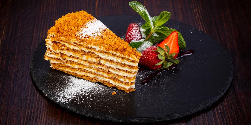 Самый новогодний десерт: авторский рецепт шоколадного медовика