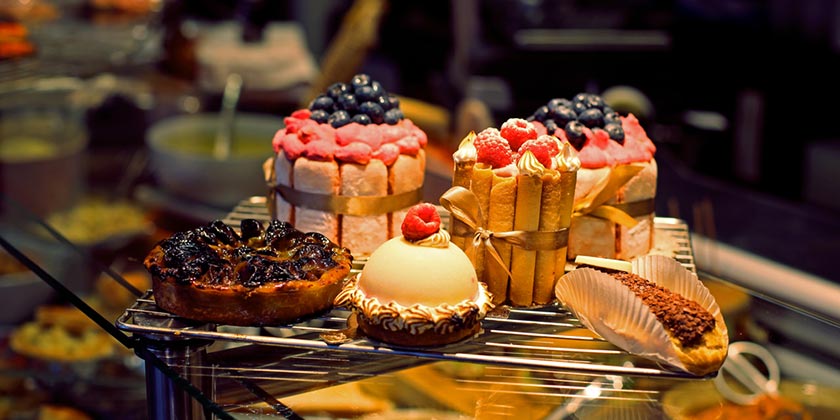 В Ришон-ле-Ционе машина въехала в кондитерский магазин (видео)