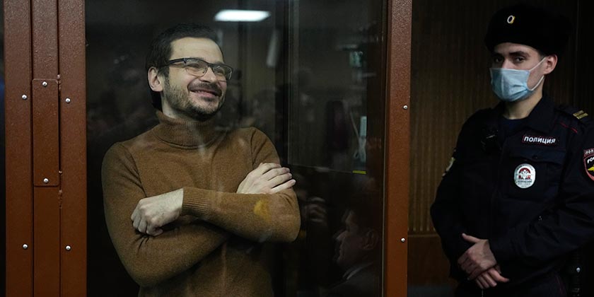 Оппозионеру Илье Яшину дали 8,5 лет колонии за рассказ о преступлениях российской армии