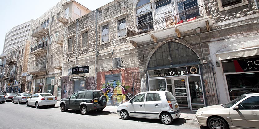 Маленький ребенок в пижаме бродил один по улице в Хайфе